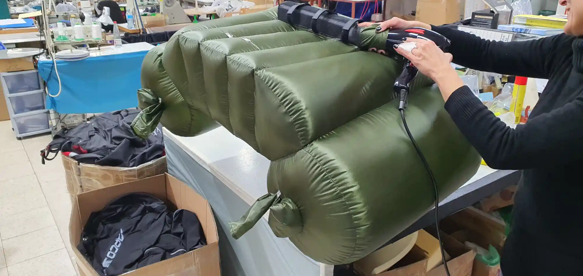 Airbag verde oliva a più camere gonfiato con una ventola in officina