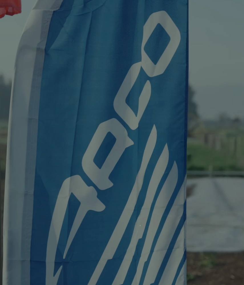 Bandiera a vela blu con il logo APCO all'aperto