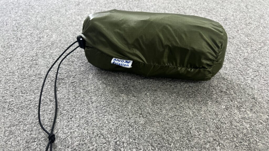 Soft Gurney ripiegata in una sacca verde oliva con coulisse