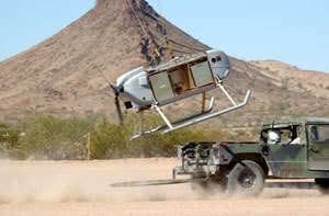 Paratrike durante un despegue rodado desde un vehículo todoterreno en marcha en el desierto