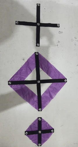 Slider in tre versioni: una croce di fettuccia con occhielli e due slider in tessuto viola