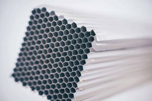 Primer plano de un bloque de nido de abeja con celdas hexagonales usado como absorbedor de energía