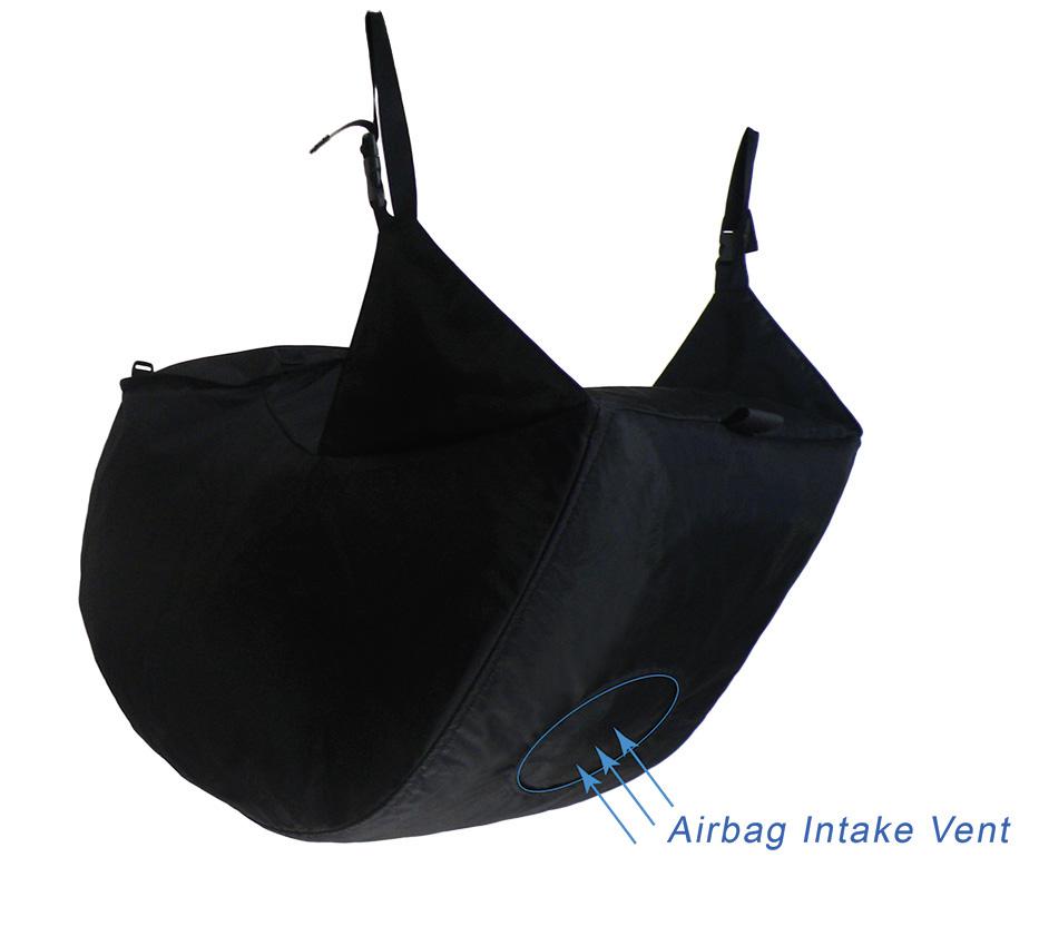 Elemento airbag nero per imbracatura, scontornato, con due linguette di sospensione; le frecce indicano la presa d'aria sul lato inferiore
