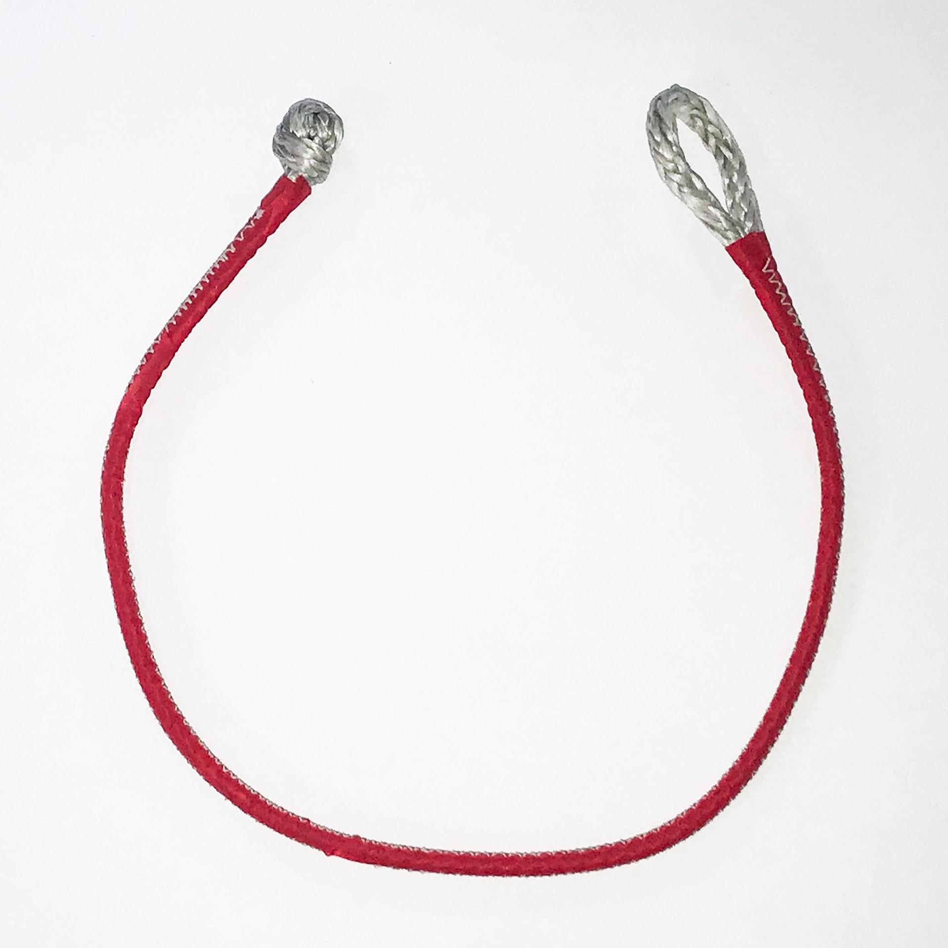 Soft link in Dyneema in una guaina protettiva rossa, con un'asola impiombata a un'estremità e un nodo all'altra